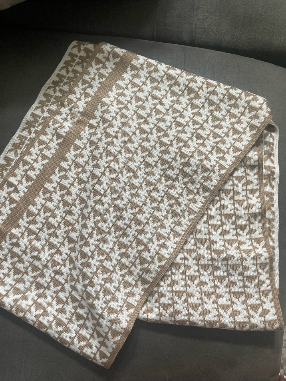 UGG Houndstooth Knit Scarf in White and Tan NEW W/O Tags. Never worn.